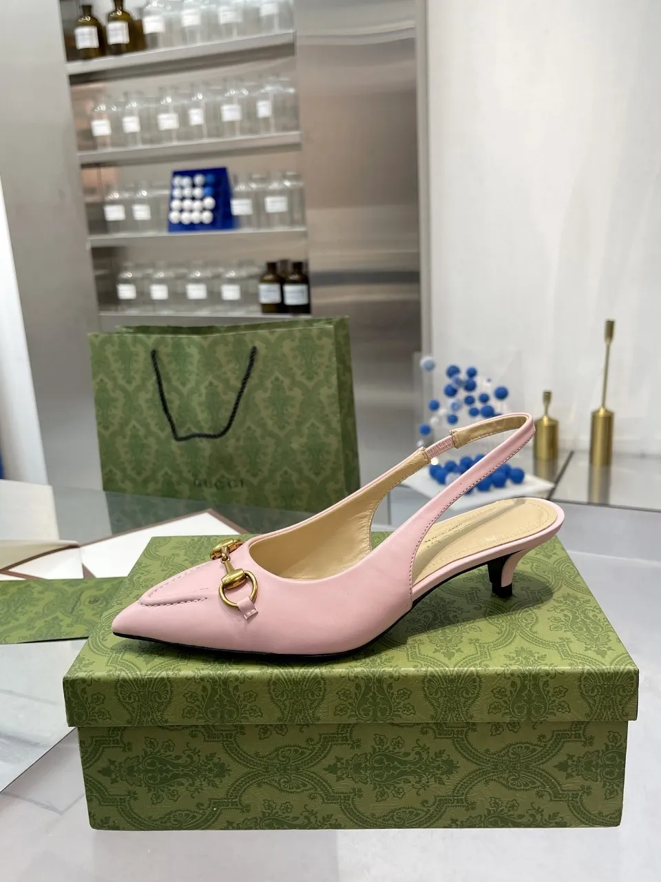 👟👟Ex-factory price 440👟👟 (genuine leather sole +40) Gucci Signoria pumps are named after the central square of Florence, recreating the classic and elegant style of the birthplace of the brand. Combining shiny patent leather with a pointed toe, these shoes are embellished with Gucci's signature chain, adding a stylish edge to your new season wardrobe. Upper: Made of first-layer imported patent cowhide/sheepskin lining. Outsole: rubber non-slip outsole/genuine leather outsole. Size: 35-42 (34/41 42 customized, non-refundable)